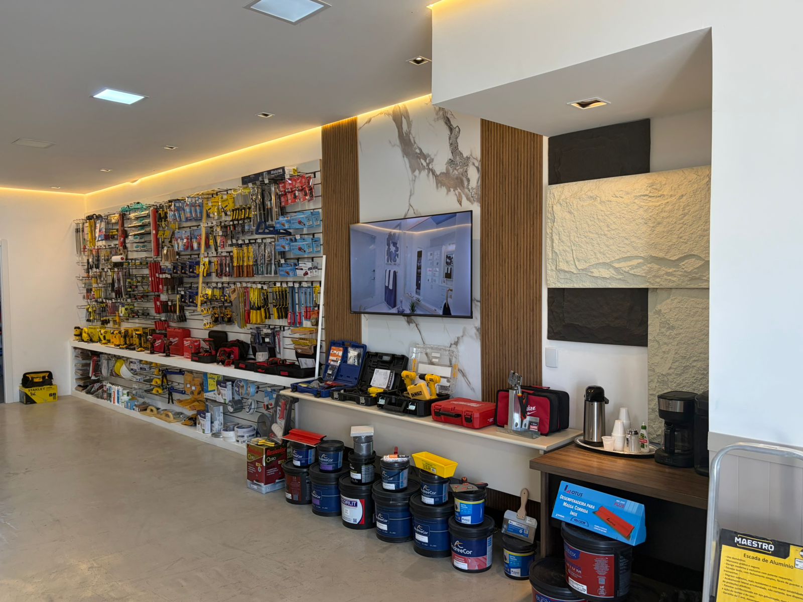 Interior da loja Plaques com parede de ferramentas e showroom
